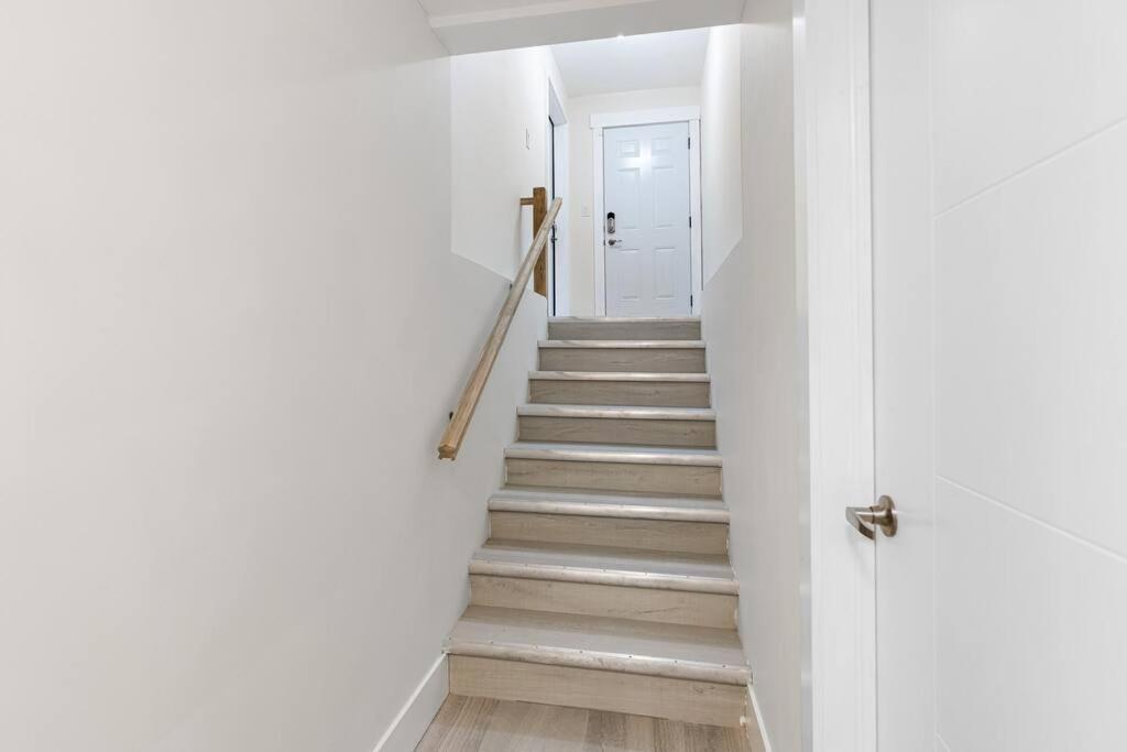 Beautiful 1 Bedroom Apartment - Private Entrance 멍크턴 외부 사진
