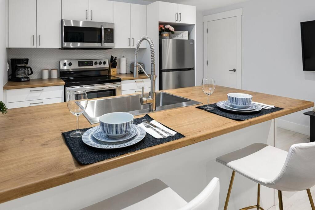 Beautiful 1 Bedroom Apartment - Private Entrance 멍크턴 외부 사진