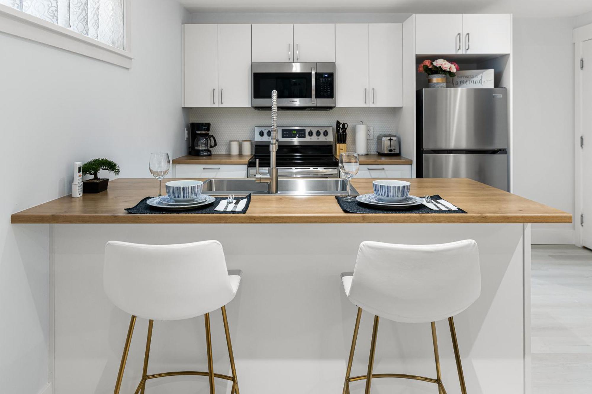 Beautiful 1 Bedroom Apartment - Private Entrance 멍크턴 외부 사진